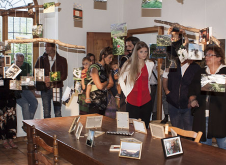 Gente durante l'apertura del vernissage un occhio alla valle